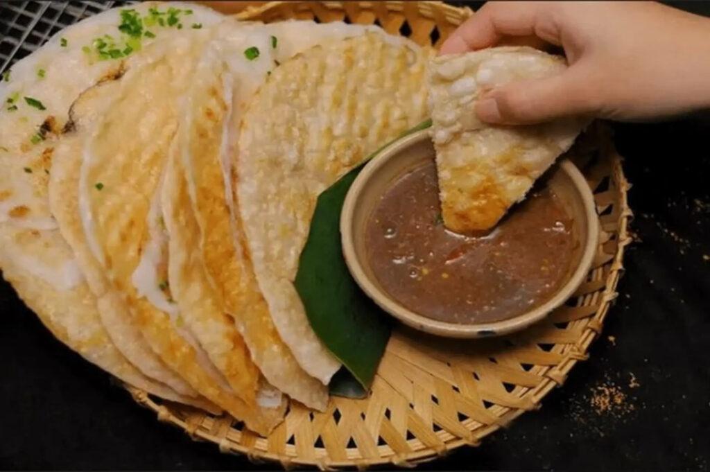 Bánh đập chấm với mắm ruốc