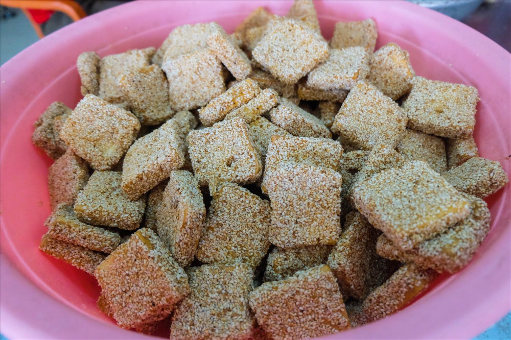 Bánh khô mè Cẩm Lệ