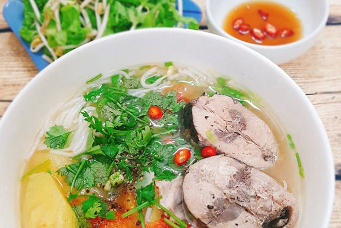Một tô bún cá ngừ với nước dùng ngọt thanh