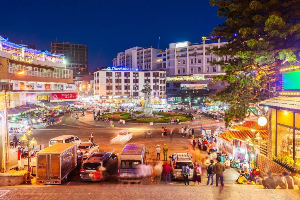 Trải nghiệm mua sắm và ăn uống tại chợ đêm Đà Lạt 