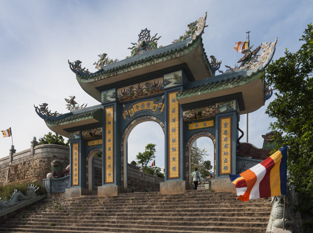Ghé thăm chùa Linh Ứng