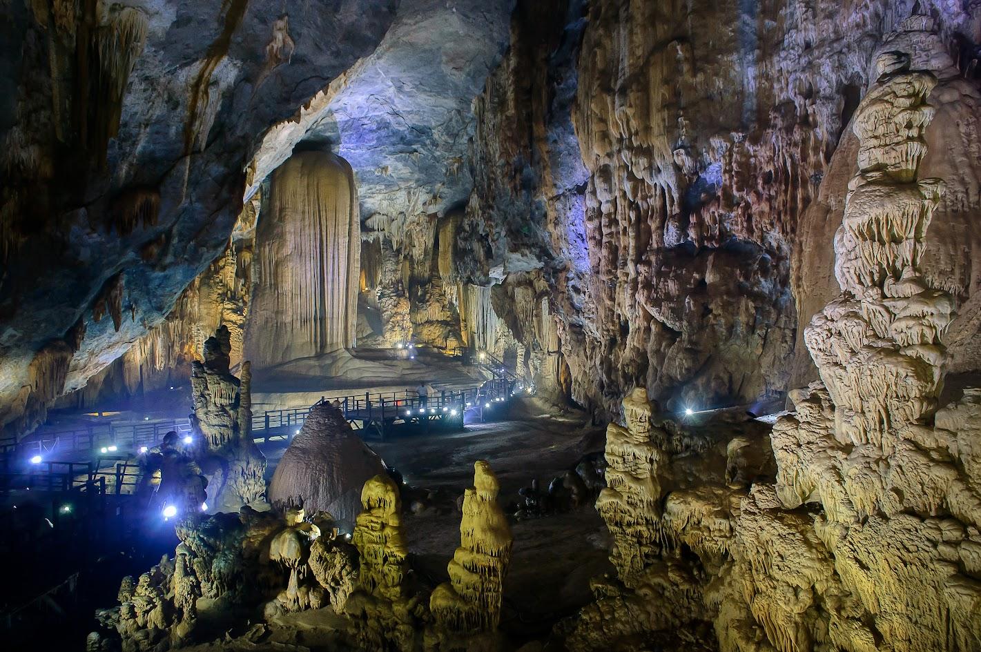 Khám phá động Phong Nha đầy bí hiểm 