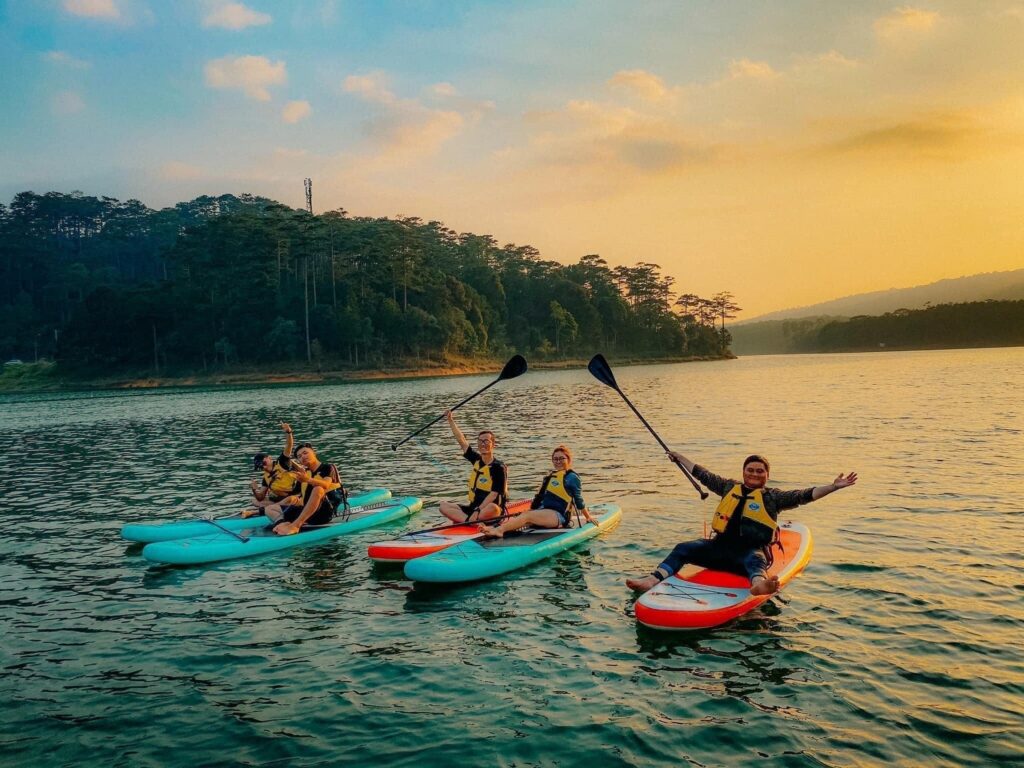 Trải nghiệm chèo sup trên hồ Tuyền Lâm 