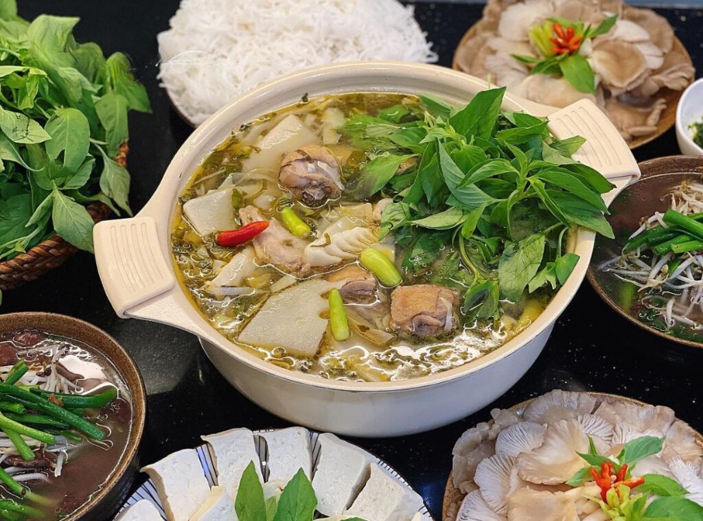 Nồi lẩu gà lá é thơm ngon 
