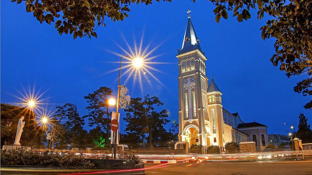 Tham quan nhà thờ Con Gà nổi tiếng Đà Lạt 