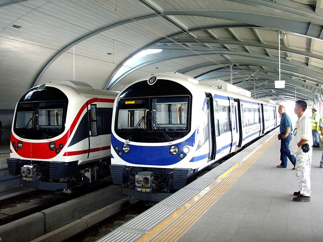 Từ sân bay Suvarnabhumi vào trung tâm Bangkok bằng tàu điện ngầm