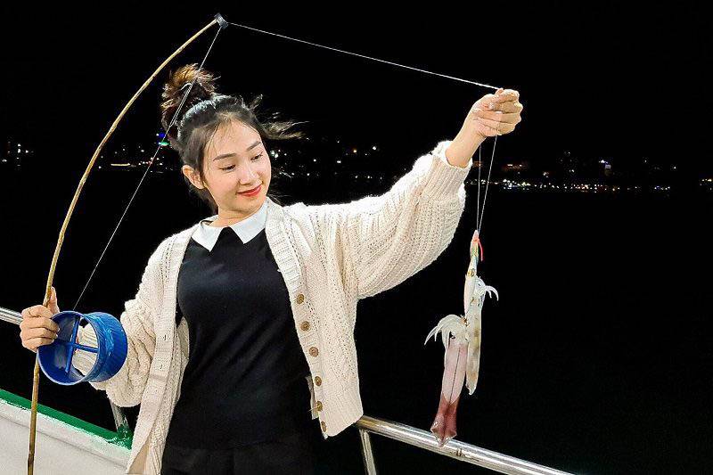 Trải nghiệm câu mực ban đêm cùng ngư dân địa phương